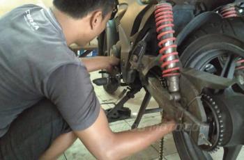 Pemasangan suku cadang sepeda motor. (Mobimoto/Cesar Uji Tawakal)