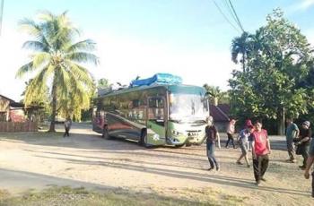 Penumpang bus ALS berhamburan keluar. (Facebook/S u k a Kok Sama B u s)