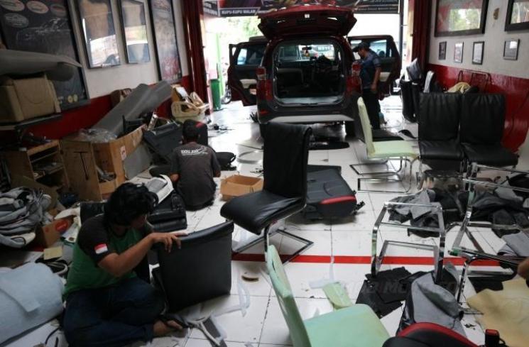 Suasana bengkel Kupu-Kupu Malam Autofashion. (Mobimoto/Cesar Uji Tawakal)