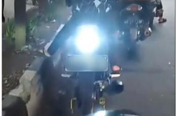 Motor yang memasang lampu belakang menyilaukan. (Instagram/@viral_oto)