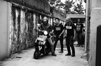 Kang Mus yang saat naik Vespa. (Instagram/@epy_kusnandar)