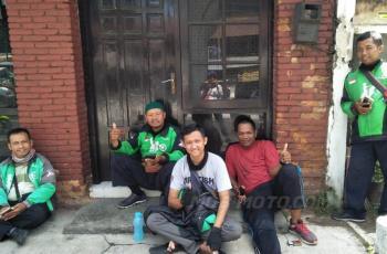 Driver ojol di sekitar Stasiun Lempuyangan,Yogyakarta. (Mobimoto.com/Husna Rahmayunita)