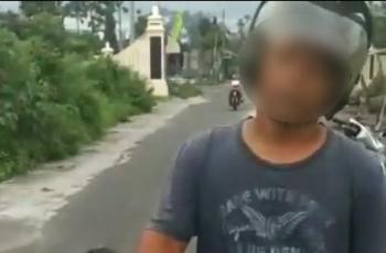 Pemotor terciduk warga saat melakukan perbuatan tidak senonoh. (Facebook/Motuba)