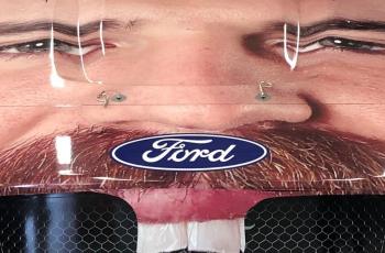 Narsis Abis, Tim Nascar Ini Gunakan Wajah Pembalap Tutup Seluruh Kap Mesin. (Twitter/GoFasRacing32)