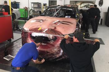 Narsis Abis, Tim Nascar Ini Gunakan Wajah Pembalap Tutup Seluruh Kap Mesin. (Twitter/GoFasRacing32)