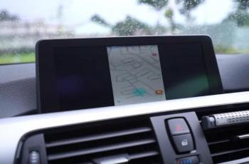 Arief Muhammad dan mobil modifikasinya. (Youtube/Arief Muhammad)
