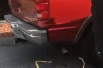 Tangani Bayi Terkunci di Dalam Mobil, Polisi Minta Bantuan Ke Napi Curanmor. (Facebook/Shadow Lantry)