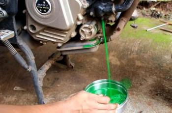 Ilustrasi mengganti cairan coolant pada motor. (YouTube/MasterMind Tech)