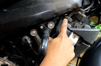 Ilustrasi mengganti cairan coolant pada motor. (YouTube/MasterMind Tech)