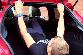 Manfaatkan Mobil Kesayangan Sebagai Alat Olahraga, Begini Caranya. (YouTube/CarThrottle)