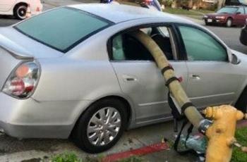Mobil Sedan yang Berakhir Nahas, Karena Parkir di Samping Hidran. (Twitter/AnaheimFire)