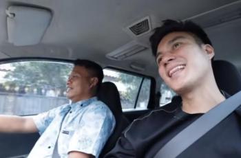 Baim Wong bagi-bagi rezeki ke driver taksol. (YouTube/ Baim Paula)