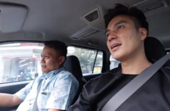 Baim Wong bagi-bagi rezeki ke driver taksol. (YouTube/ Baim Paula)