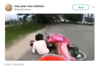 Cowok menolong cewek yang jatuh. (Twitter/@depresionistaa)