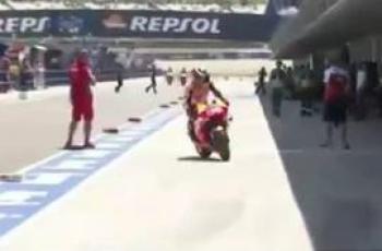 Lorenzo salah masuk kandang Ducati. (Instagram/@jokesofgp)