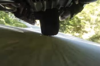 Motor dengan ban mobil. (youtube.com)
