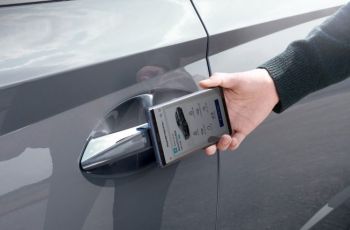 Keren, membuka pintu mobil bermodal ponsel pintar (Carscoops.com)