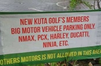 Plang imbauan yang menyebutkan NMAX dan PCX masuk kategori moge (Facebook/Afdhol Khoiri)