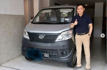 Pose Ignasius Jonan di samping Esemka Bima (Instagram/ignasius.jonan)