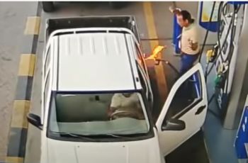 Petugas SPBU kaget adanya percikan api saat mengisi bahan bakar (Youtube/Magnum Force)