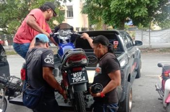 Yamaha RX-Z diangkut setelah deal menukarnya dengan Helm (Facebook/Pokpa Zul)