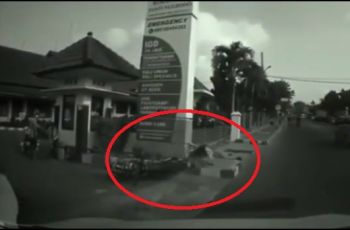 Pemotor bernasib apes tapi sedikit beruntung karena jatuh di depan IGD (Instagram/dashcam_owners_indonesia)
