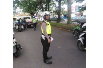 Wajah polisi yang tak menilang pemotor, malah disuruh ke bengkel (Facebook/Marwan Gunawan)