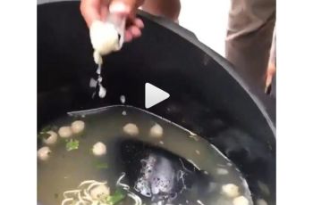 Bagasi vespa beralih fungsi jadi tempat taruh bakso (Instagram/anakmotorhits)