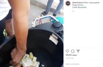 Bagasi motor dengan isi yang bikin heran. (Instagram)