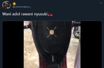 Bagasi motor dengan isi yang bikin heran. (Twitter)