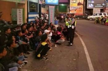 Viral pemotor ditilang berjamaah. (Facebook/Larry Reborn)