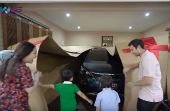 Peugeot 5008 sebagai hadiah Rafathar setelah sukses menjalani sunatan (Youtube/Rans Entertainment)