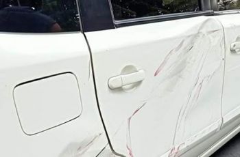 Honda Jazz ngebut tabrak Nissan Grand Livina yang sedang parkir. (Facebook/Maiyy Maiyy)