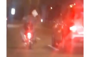 Pemotor rusak spion mobil di jalan, endingnya mengenaskan (Instagram/newdramaojol.id)