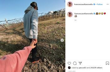 Potret mesranya Valentino Rossi dengan pacarnya yang seksi. (Instagram)