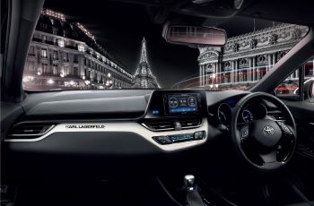 Interior depan Toyota C-HR Karl Lagerfeld (zingnews.vn)