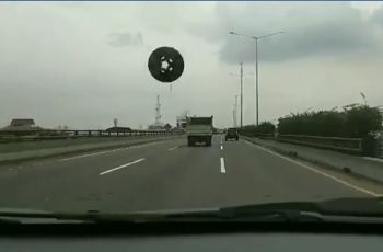 Ban mobil terlontar dan nyaris bikin pemobil celaka (Facebook-Jadmiko Wijayadi)