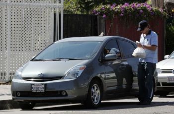 Leonardo DiCaprio & Toyota Prius. (peoplemagazine.co.za)