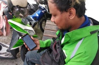 Seorang driver ojek online, Dannies Mutiara Adi, menunjukkan riwayat orderan yang baru dia dapatkan selama empat jam on bid di Jalan Gedong Kuning, Kotagede, Yogyakarta, (SuaraJogja.id-Muhammad Ilham Baktora)