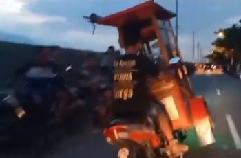 Viral gerobak batagor bermesin motor goyang oleng di jalan. (Facebook)