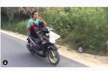 Gaya Pemotor Sambil Merokok Tanpa Pegang Setang (Instagram-immanuel_s1)