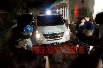 Ambulans yang mengantar Glenn Fredly dari Rumah Sakit Setia Mitra. (Youtube/Mata Merah)
