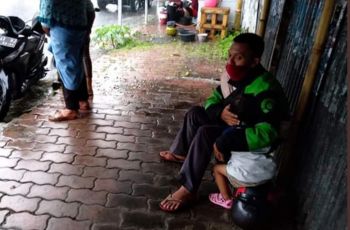 Potret ojol memeluk anaknya di kala sedang berteduh (Twitter-abdhy_sejiwa)