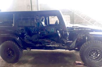 Kondisi Jeep Rubicon yang hancur pada bagian kanan (Facebook)