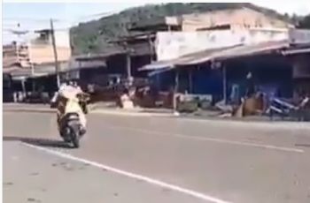 Emak-emak naik motor langsung tancap gas usai ucapkan kalimat takbir kepada polisi (Instagram)