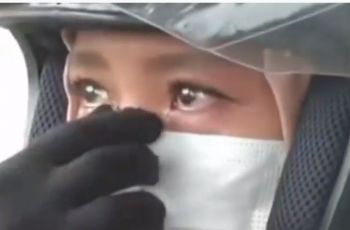 Wanita naik motor berlinang air mata di atas motor (Instagram)