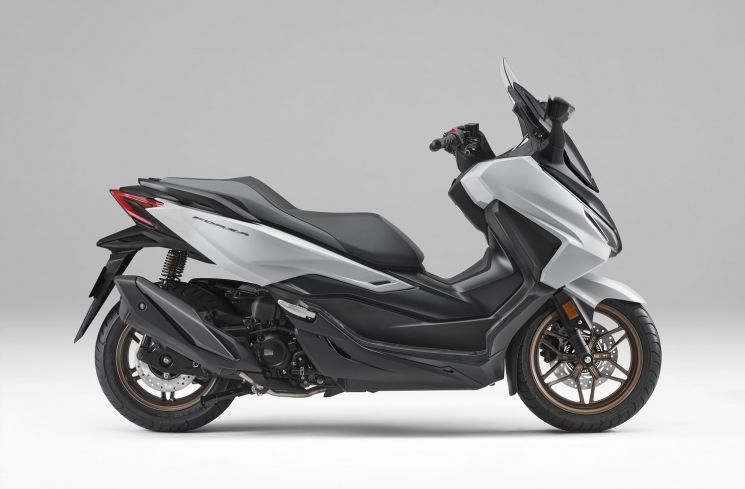 Harga Honda Forza, yang sudah mendapat fitur baru dan warna lebih segar, adalah Rp 94.046.000, dengan status on the road Jakarta. [Dok AHM]