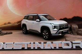 Harga Mitsubishi Destinator dipatok mulai Rp 385 juta di GIIAS 2025. Lebih murah dari Xforce. [Mobimoto.com/Liberty Jemadu] 
