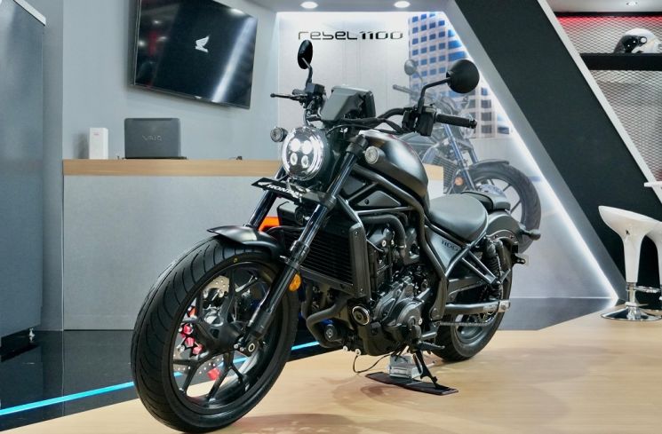 Booth PT Astra Honda Motor di GIIAS 2025 menampilkan Honda Beat terbaru dan Honda Rebel 1100. [Dok PT AHM]