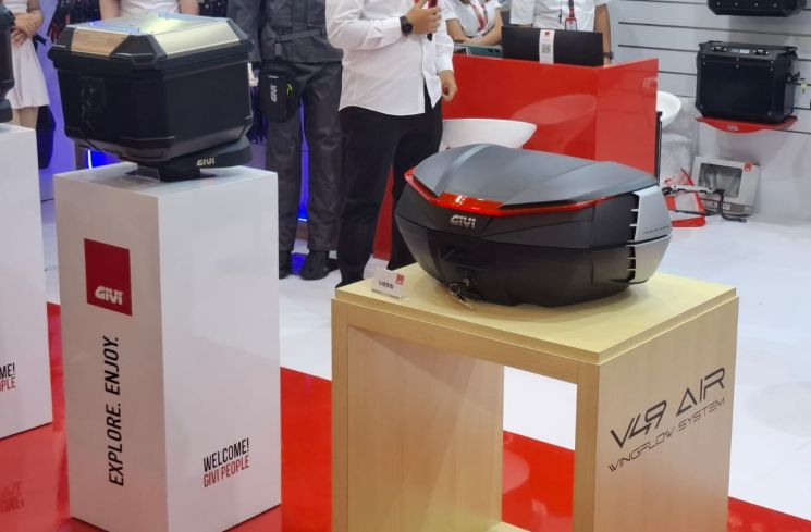 Jajaran produk baru dari GIVI di IMOS 2025. (Foto: MobiMoto/Manuel Jeghesta) 